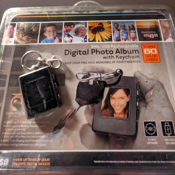 Never opened. Digital photo album with keychain - Picture 1 of 4
